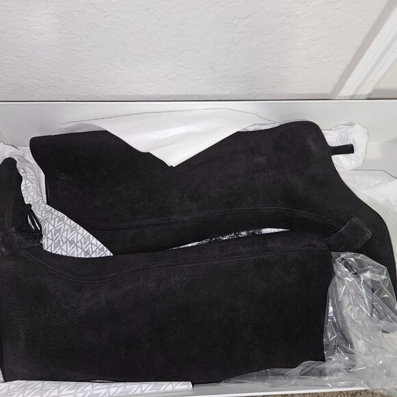 Burberry wms black low heel boots, EU 38, US 8 - Picture 7 of 11